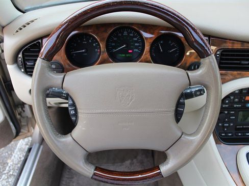 Used 2001 Jaguar XJ RWD image 16