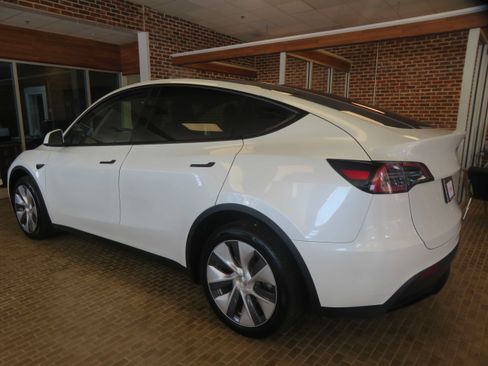Used 2024 Tesla Model Y Long Range AWD/4WD image 66