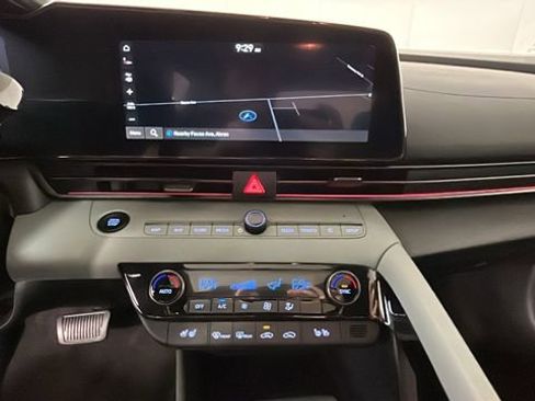 Used 2025 Hyundai Elantra Limited FWD image 24