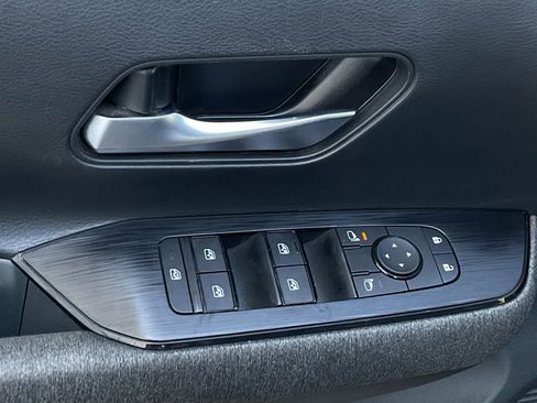 Used 2025 Nissan Kicks SV image 13