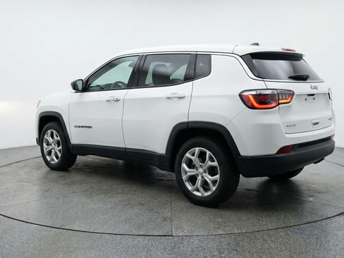 Used 2025 Jeep Compass Latitude AWD/4WD image 6