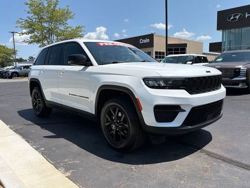 Used 2024 Jeep Grand Cherokee Altitude AWD/4WD image 2