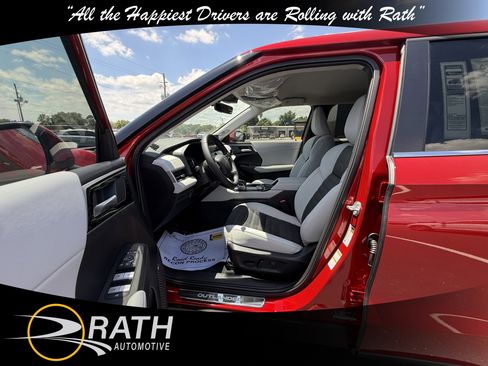 New 2025 Mitsubishi Outlander SE image 12