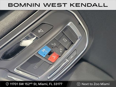 Used 2025 Jeep Grand Cherokee Limited w/ Black Appearance Package image 24