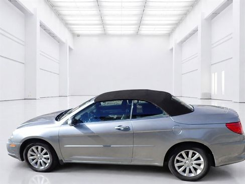 Used 2010 Chrysler Sebring Touring FWD image 4