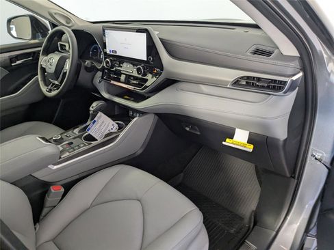 New 2026 Toyota Highlander Platinum image 23