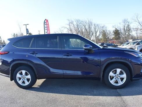 Used 2023 Toyota Highlander LE image 2
