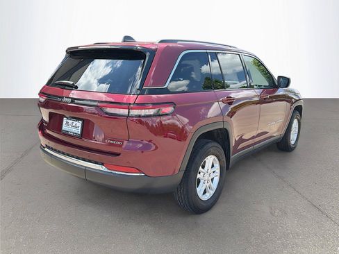 Used 2023 Jeep Grand Cherokee Laredo AWD/4WD image 4