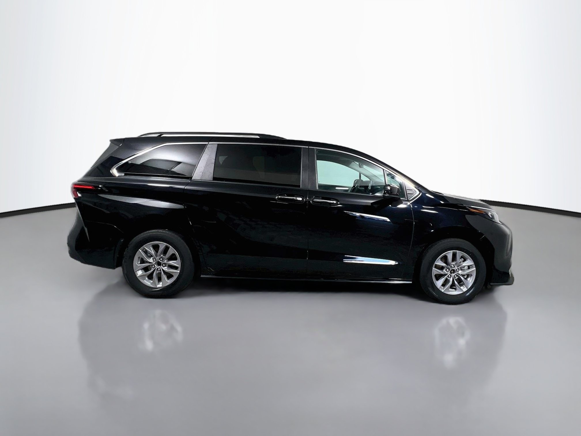 Used 2024 Toyota Sienna XLE FWD image 3