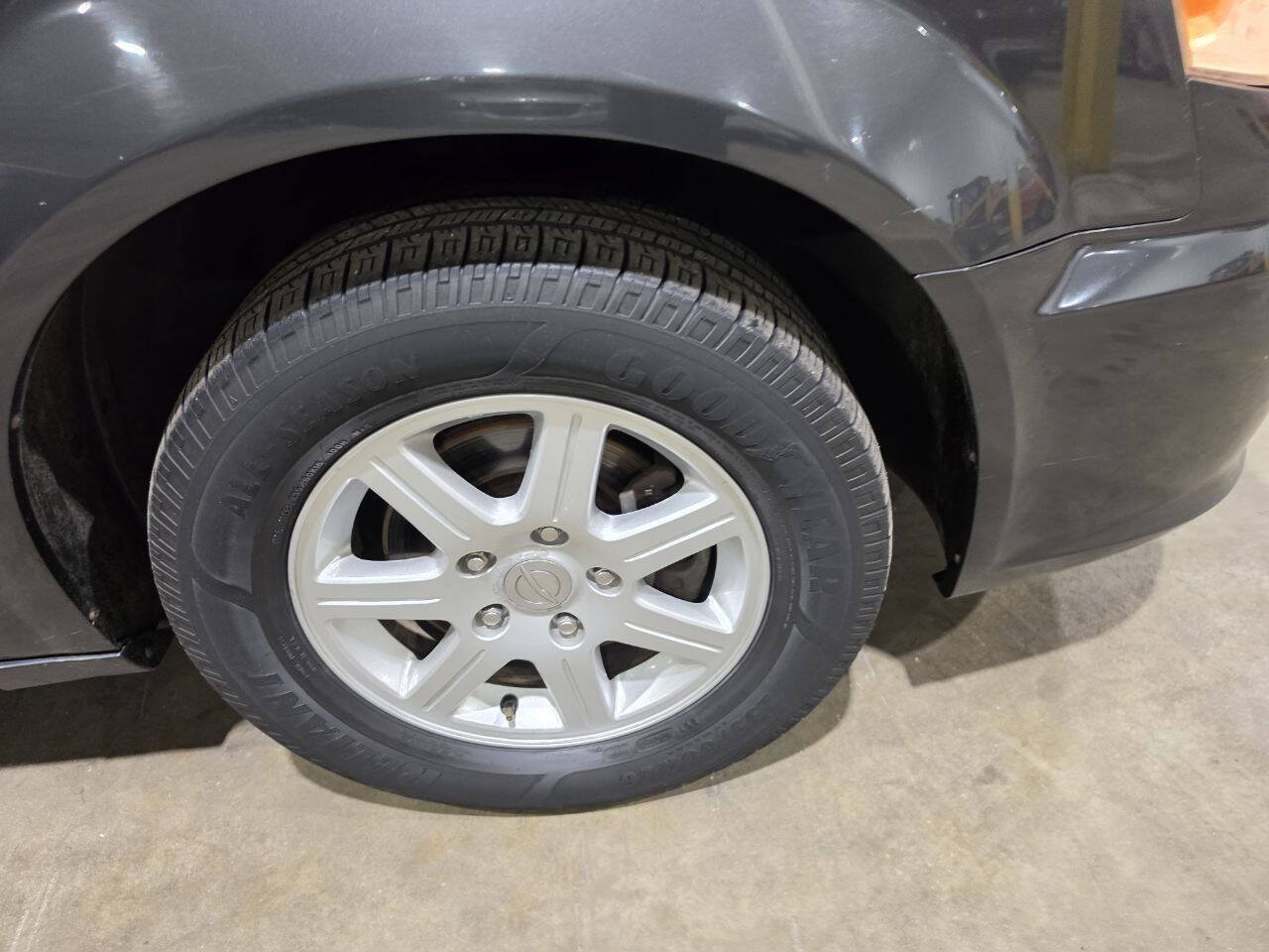 Used 2011 Chrysler Town & Country Touring FWD image 19