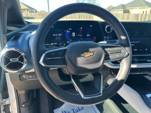Certified 2025 Chevrolet Equinox EV LT image 18