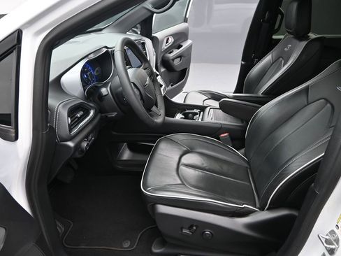 Used 2025 Chrysler Pacifica Limited FWD image 15