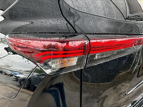 Used 2025 Toyota Highlander LE FWD image 21