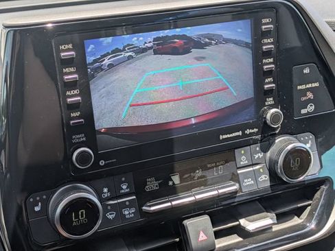 Used 2020 Toyota Highlander XLE FWD image 21