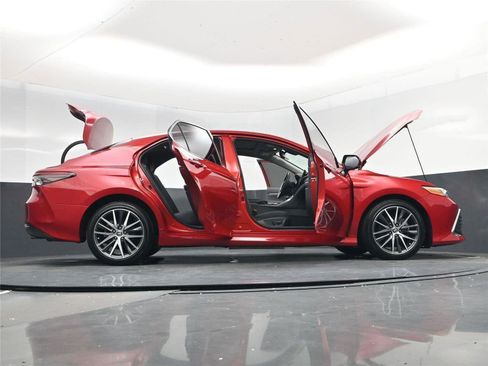 Used 2023 Toyota Camry XLE w/ Navigation Package image 33