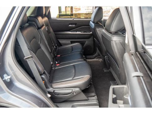 Used 2023 Nissan Pathfinder SL w/ Black Appearance Package AWD/4WD image 18
