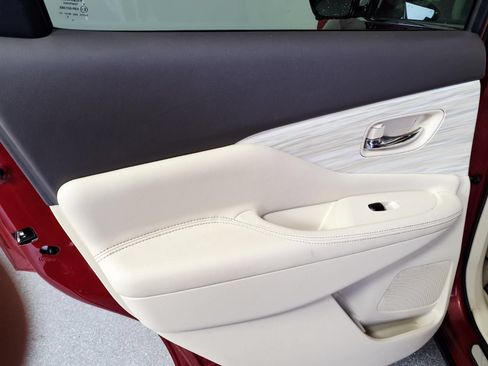Used 2015 Nissan Murano Platinum w/ Platinum Technology Package FWD image 9