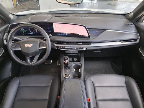 Used 2024 Cadillac XT4 Sport w/ Technology Package FWD image 9