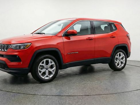 Used 2025 Jeep Compass Latitude image 3