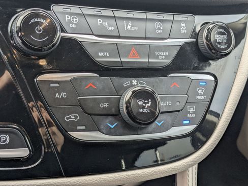 Used 2023 Chrysler Pacifica Limited w/ Uconnect Theater Family Group image 25