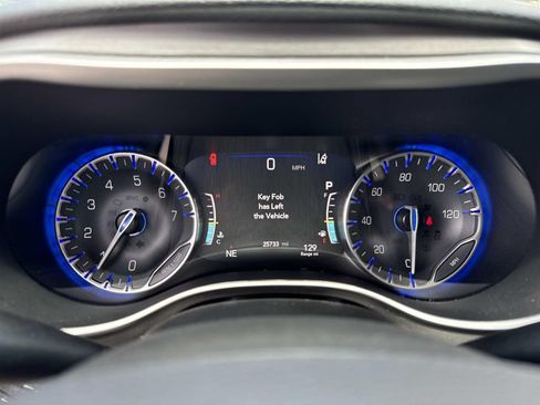 Used 2022 Chrysler Pacifica Touring-L w/ Uconnect Theater Family Group AWD/4WD image 39
