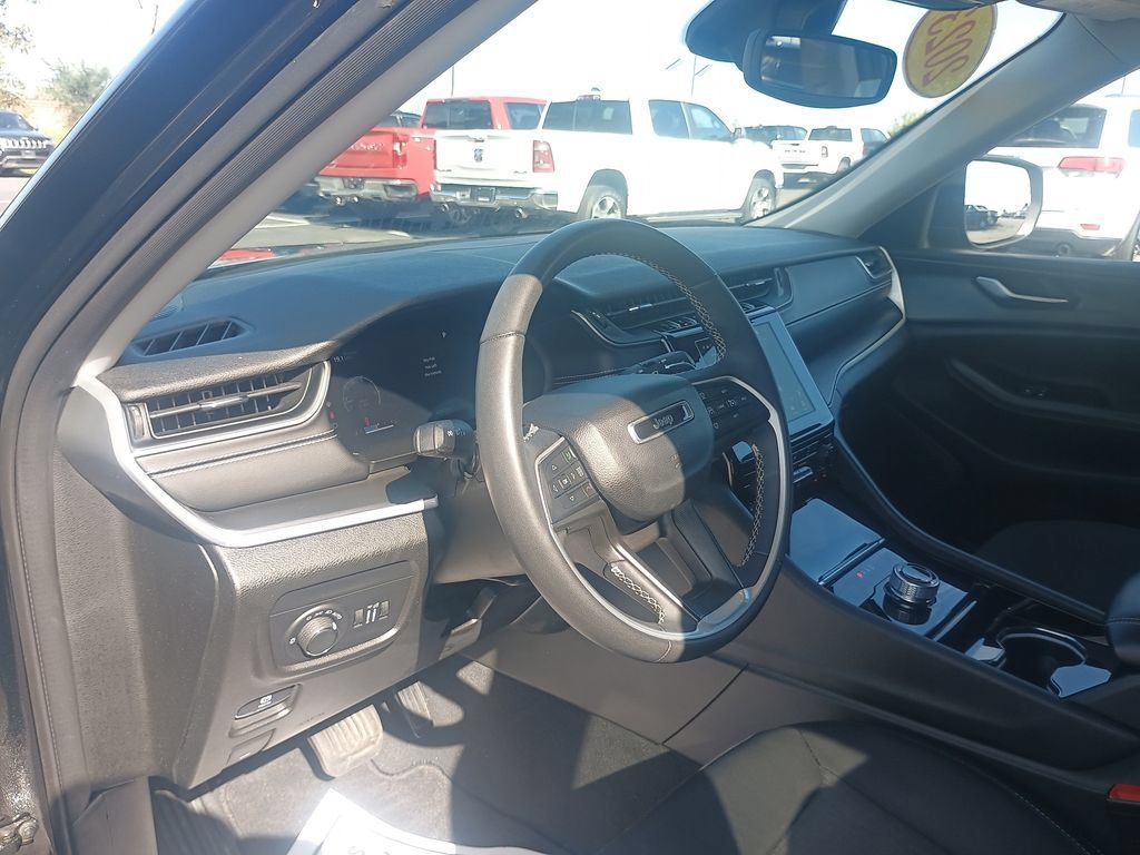 Used 2023 Jeep Grand Cherokee Laredo w/ Luxury Tech Group I AWD/4WD image 13