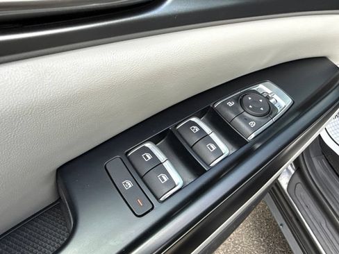 Used 2024 Kia Carnival LX FWD image 23