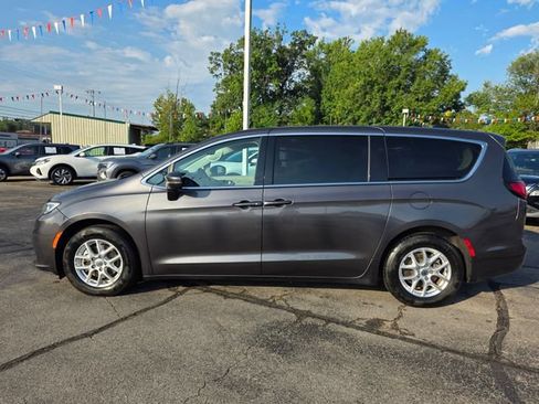 Used 2023 Chrysler Pacifica Touring-L FWD image 7