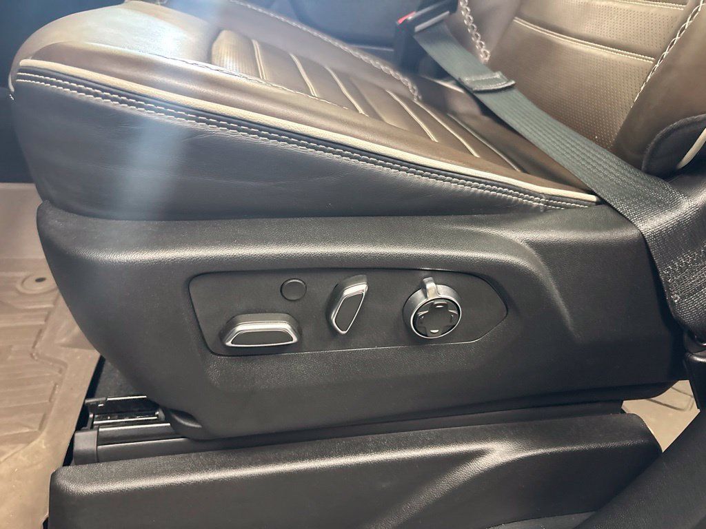 Used 2025 GMC Yukon Denali Ultimate w/ LPO, Floor Liner Package AWD/4WD image 32