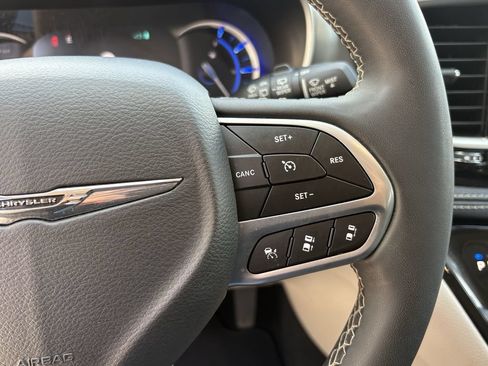 Used 2024 Chrysler Pacifica Limited FWD image 17