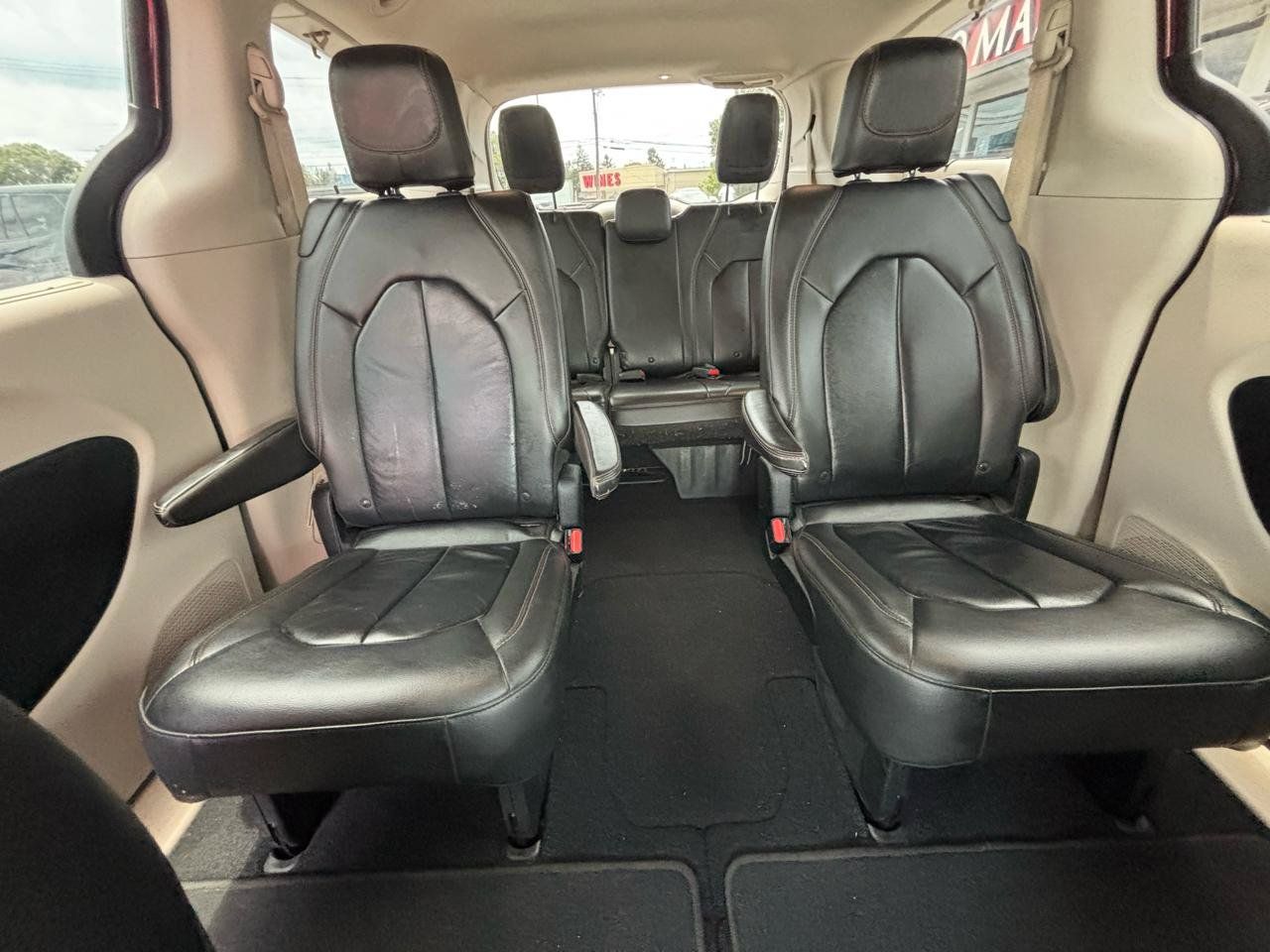 Used 2017 Chrysler Pacifica Touring-L w/ Tire & Wheel Group FWD image 21