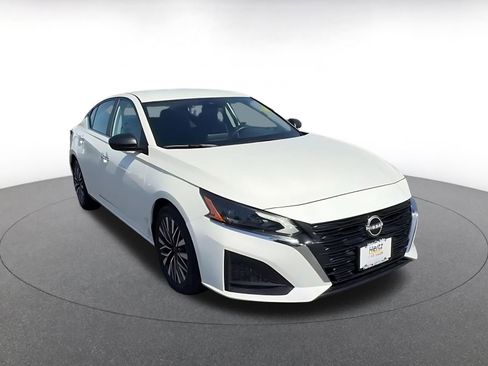 Used 2025 Nissan Altima 2.5 SV image 3