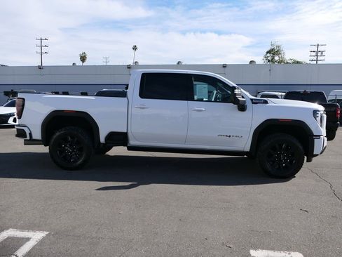 Used 2024 GMC Sierra 2500 AT4 w/ AT4 Preferred Package image 3