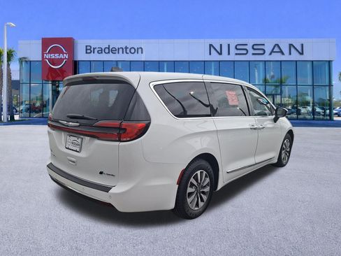 Used 2023 Chrysler Pacifica Limited FWD image 5