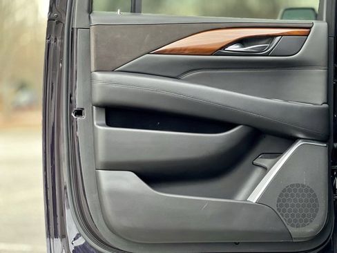 Used 2018 Cadillac Escalade ESV Luxury image 15