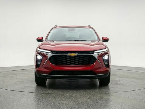 Used 2025 Chevrolet Trax LT image 2