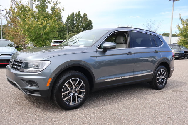 Certified 2020 Volkswagen Tiguan SE w/ Panoramic Sunroof Package AWD/4WD image 4