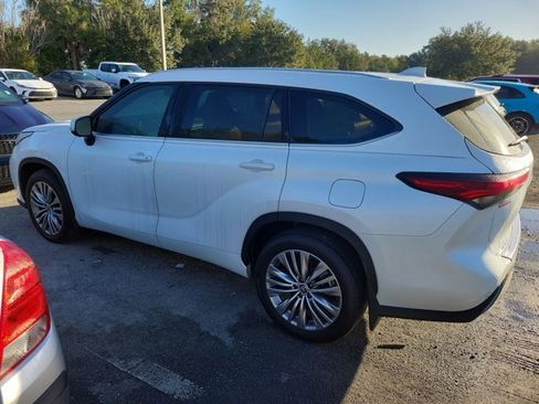 Used 2024 Toyota Highlander Platinum image 7