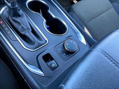 Used 2023 Chevrolet Traverse LT w/ Rear Camera Mirror Package image 32