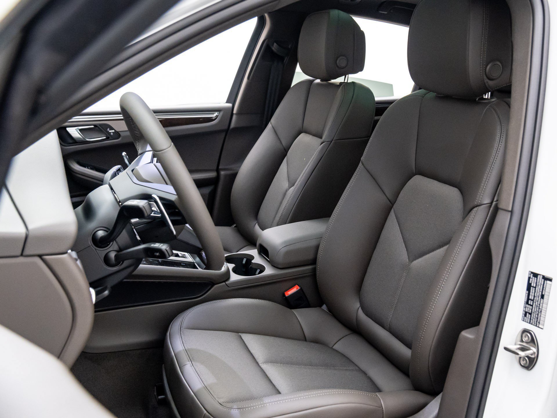 Certified 2026 Porsche Macan AWD/4WD image 5