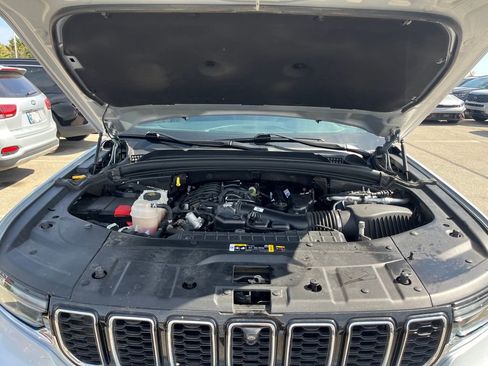 Used 2024 Jeep Grand Cherokee L Limited w/ Luxury Tech Group II image 9