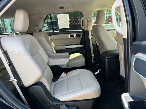 Used 2022 Ford Explorer XLT w/ Equipment Group 202A AWD/4WD image 19
