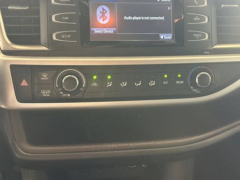 Used 2019 Toyota Highlander LE FWD image 6
