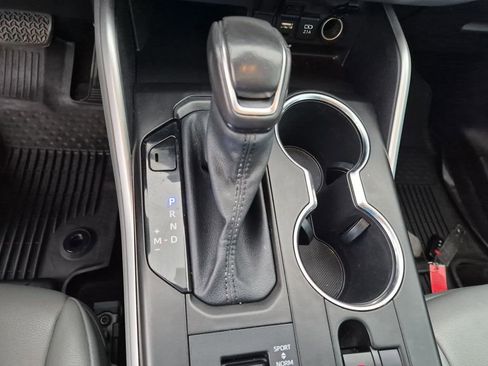 Used 2021 Toyota Highlander XLE image 19