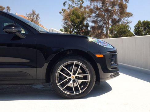 Certified 2026 Porsche Macan AWD/4WD image 11