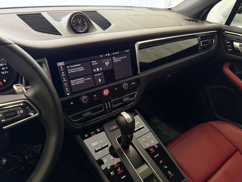 Used 2025 Porsche Macan image 18