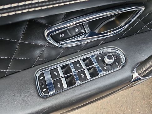 Used 2017 Bentley Bentayga AWD/4WD image 11