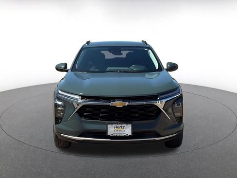 Used 2025 Chevrolet Trax LT w/ LT Convenience Package image 4