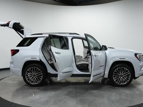 New 2026 GMC Terrain Denali w/ LPO, Black Badging Package image 9