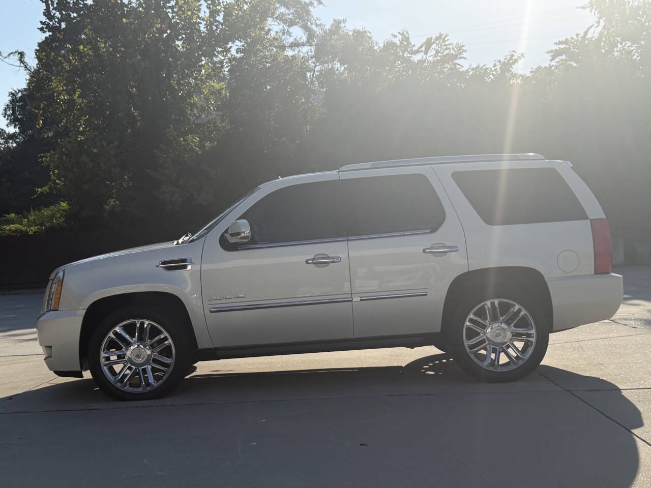 Used 2011 Cadillac Escalade Platinum AWD/4WD image 27